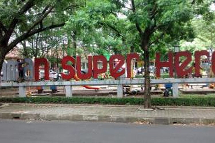 Taman yang berlokasi di Jalan Anggrek, Kota Bandung, tengah direnovasi oleh Pemkot Bandung menjadi Taman Super Hero. Taman yang dihiasi patung-patung pahlawan super ini belum rampung 100 persen.