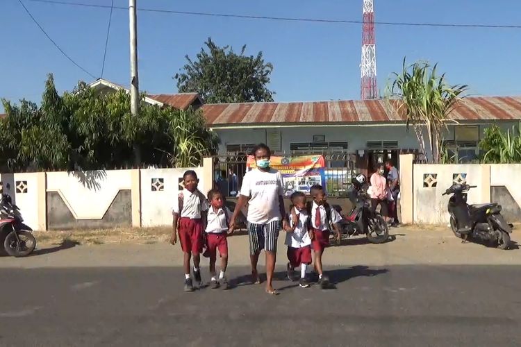 Foto : Siswa-siswi di kota Maumere Kabupaten Sikka, NTT, dipulangkan dari sekolah, Senin (26/7/2021)