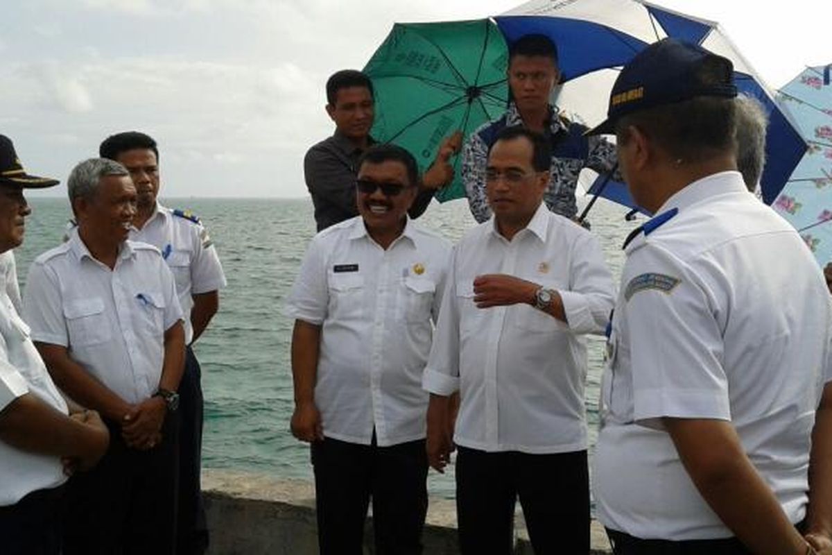 Menhub Budi Karya meninjau Pelabuhan Liya di Desa Liya, Wakatobi. Pelabuhan ini akan di dikembangkan jadi pelabuhan Wakatobi 2.