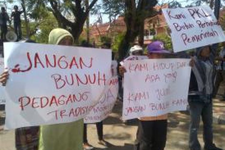 Pedagang Kaki Lima dan mahasiswa di Pamekasan, menggelar aksi penolakan pembangunan pasar modern dan mendesak DRPD Pamekasan, segera mengesahkan Raperda penataan pasar tradisional dan pasar modern.