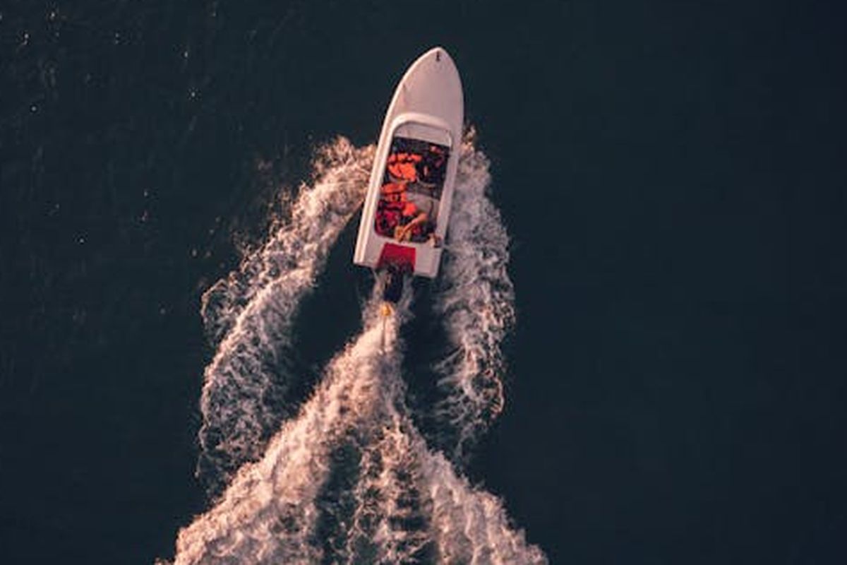 Ilustrasi perahu motor tempel