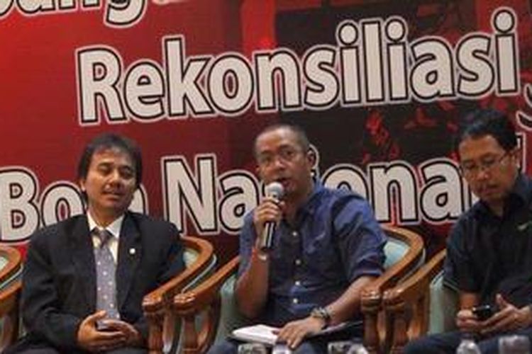Diskusi bertajuk "Menyingkapi Perkembangan Terkini Rekonsiliasi Sepak Bola Nasional" digelar Tabloid Bola, Rabu (20/3/2013) siang, di Palmerah, Jakarta. Menpora Roy Suryo (kiri) dan Sekjen PSSI Djoko Driyono (kanan).