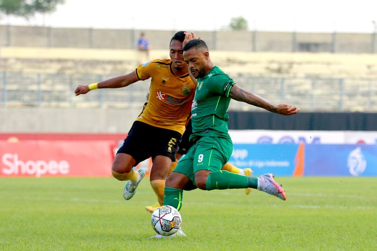 Pemain asing Persebaya Surabaya Paulo Victor dijaga ketat pemain Bhayangkara FC saat pertandingan pekan ke-20 Liga 1 2022-2023 yang berakhir dengan skor 2-1 di Stadion Gelora Joko Samudro Gresik, Senin (23/1/2023) sore.