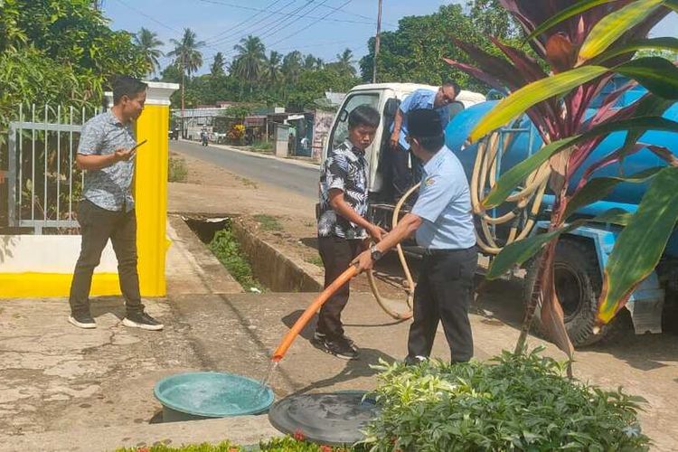 Armada PDAM Tirta Manna, Bengkulu Selatan membagikan 60 ton air gratis setiap hari kepada warga terdampak kemarau