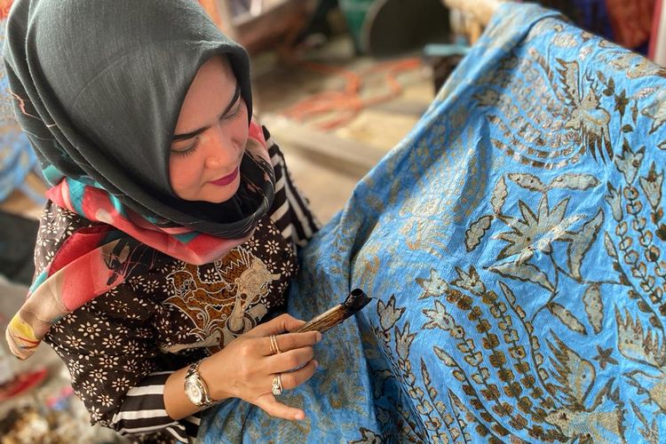 Seorang perajin tengah membuat batik. 