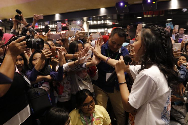 Naura bersama para pemain lain film Naura & Genk Juara bernyanyi menghibur para penggemar dalam acara gala premiere dan screening di CGV Cinema Grand Indonesia, Jakarta, Rabu (8/11/2017). Film ini bercerita tentang petualangan Naura (Adyla Rafa Naura Ayu) bersama Okky Okky (Joshua Yorie Rundengan), dan Bimo (Vikram Abdul Faqih Priyono) serta Kipli (Andryan Sulaiman Bima) menggagalkan usaha pencurian dan penjualan satwa liar.