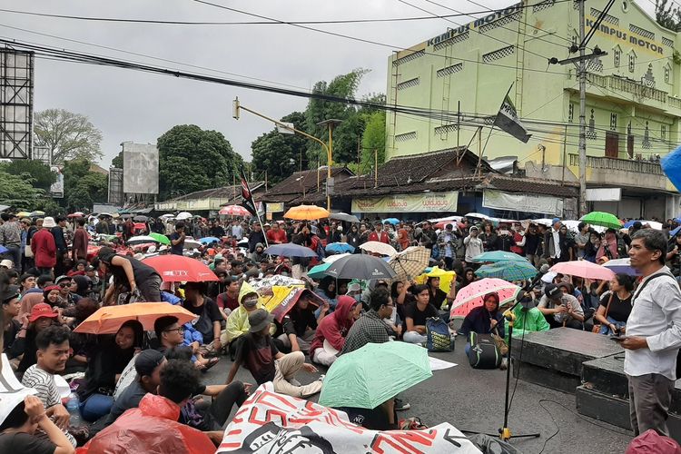 Massa Aliansi Rakyat Bergerak saat hujan turun di simpang tiga gejayan