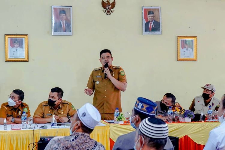 Wali Kota Medan Bobby Nasution menggelar rapat pembangunan tanggul rob di kantor Kelurahan Belawanbahagia, Selasa (21/6/2022). 