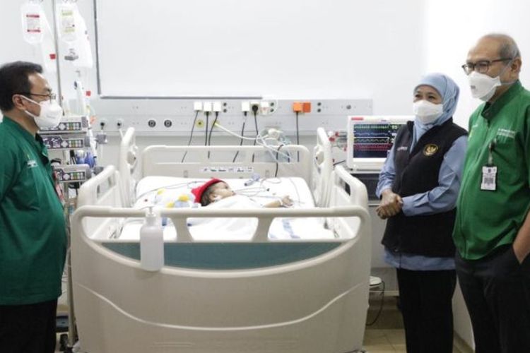 Gubernur Jatim Khofifah Indar Parawansa (dua kanan) saat menengok kondisi bayi kembar siam Anaya-Inaya usai menjalani operasi pemisahan di RSUD dr. Soetomo Surabaya, Kamis (17/2/2022). ANTARA/HO-Biro Adpim Jatim.