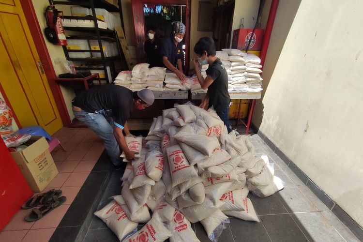 Pengurus Vihara Dhanagun, Kota Bogor, Jawa Barat, sedang menyiapkan paket berisi beras untuk dibagikan kepada warga dalam perayaan ritual Cioko, Senin (16/8/2021).
