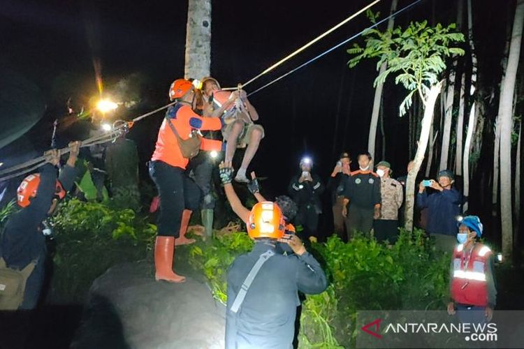Evakuasi warga yang terjebak lahar hujan Gunung Semeru, Senin (3/1/2022) dini hari.