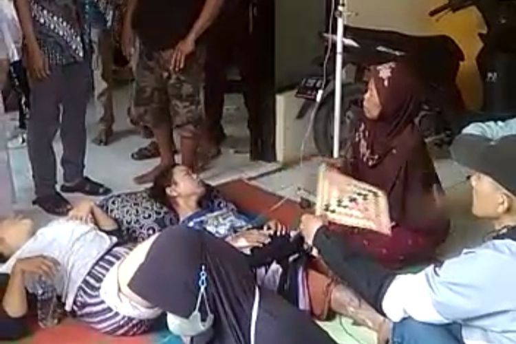 Sejumlah warga yang menjadi korban semburan api bocoran gas elpiji 3 kilogram mendapat penanganan medis di puskesmas Losari Kabupaten Cirebon Jawa Barat, Minggu (16/10/2022)