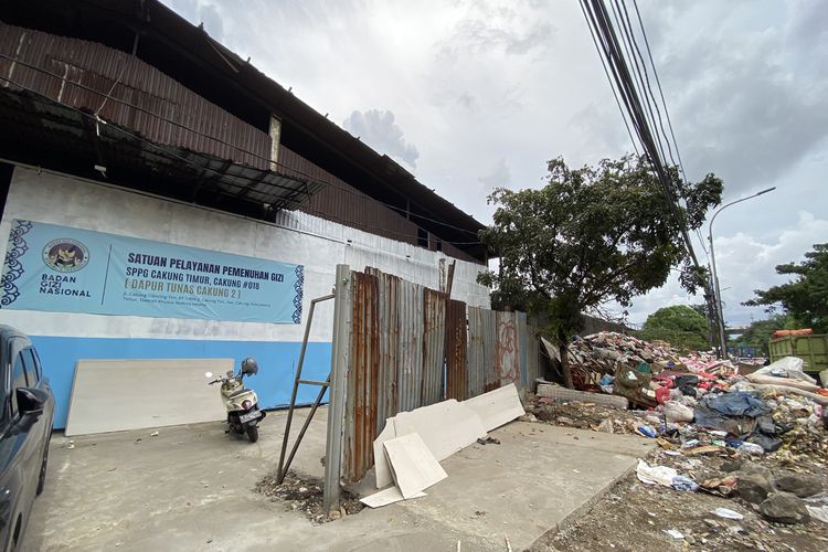 Sampah Menggunung Setinggi 2 Meter di Depan Bangunan SPPG Cakung Timur
