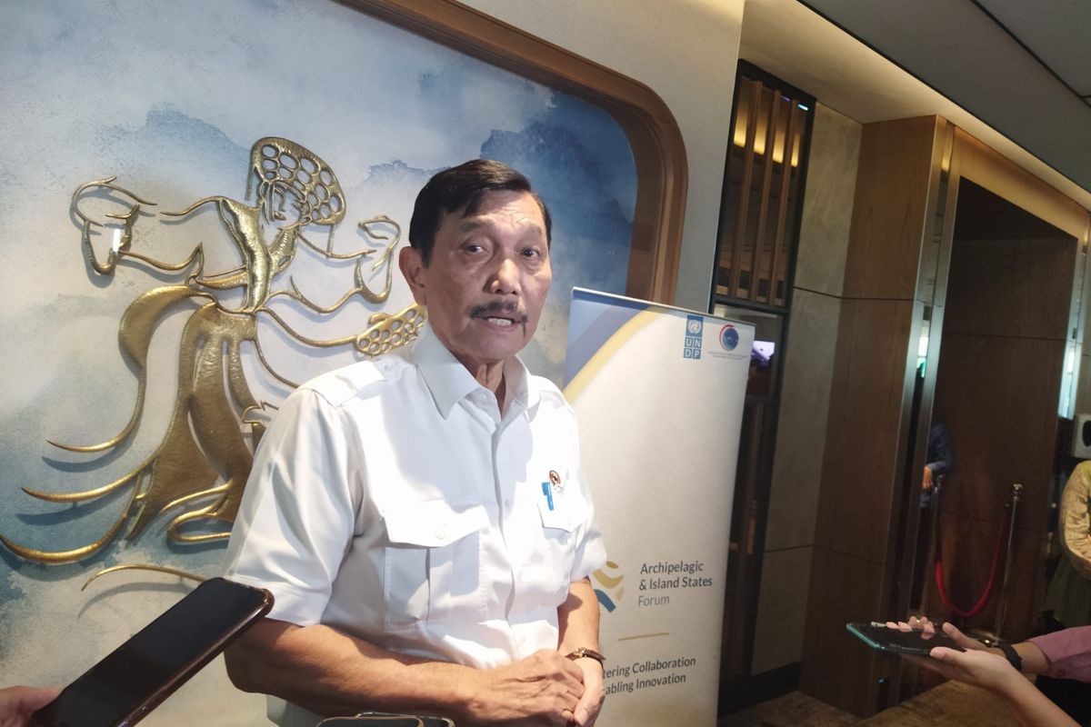 Menteri Koordinator Bidang Kemaritiman dan Investasi Luhut Binsar Pandjaitan saat ditemui usai penandatanganan Financing Aggrement antara pemerintah Indonesia dengan UNDP dan peluncuran dokumen blue financing strategy di Hotel Mandarin Oriental, Rabu (12/10/2022). 