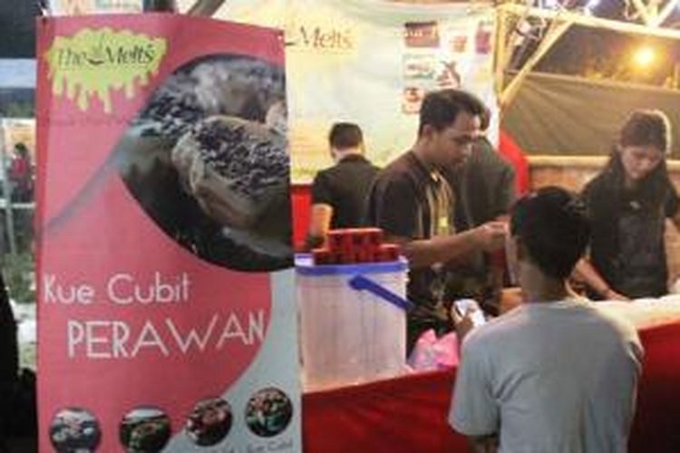 Salah satu peserta bazaar kuliner di Festival Kesenian Yogyakarta (FKY) 2015 yakni The Melts menjual varian kue cubit original yang dijuluki 'kue cubit perawan'.