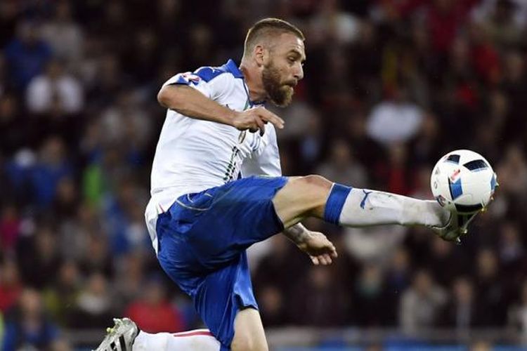 Pemain bertahan Italia, Daniele De Rossi, menerima bola saat melawan Belgia pada partai Piala Eropa Grup E di Parc Olympique Lyonnais, 13 Juni 2016.