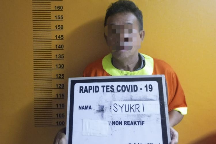 Tersangka penipuan dengan modus hipnotis, SI alias Mang Syukri (53) saat diamankan di Polresta Pekanbaru, Senin (1/8/2022).