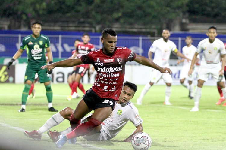 Pemain Bali United Eber Bessa berhasil merebut bola dari penjagaan pemain Persebaya Surabaya Koko Ari Araya saat pertandingan pekan 33 Liga 1 2021-2022 yang berakhir dengan skor 0-3 di Stadion I Gusti Ngurah Rai Denpasar, Jumat (25/3/2022) malam.