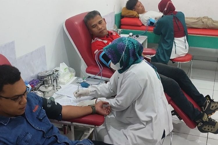 Sejumlah warga mendonorkan darahnya di kantor PMI Kota Cirebon, Kamis (12/1/2023). Pada momen ini, permintaan darah donor PMI Kota Cirebon meningkat drastis 20 hingga 30 persen.