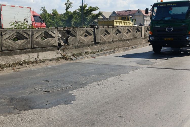 Warga Khawatir Jalan Rusak di Jembatan Marunda Jakut Bahayakan Pengendara