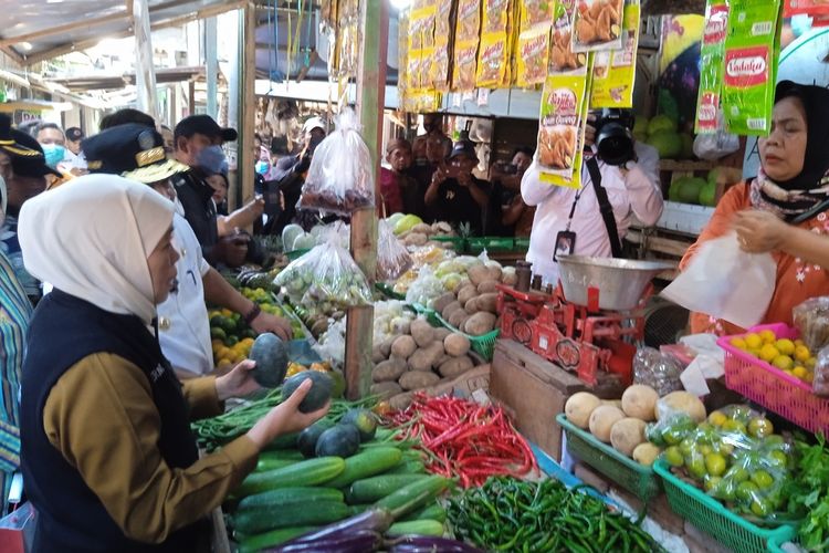 Caption: Gubernur Jawa Timur, Khofifah Indar Parawansa, berdialog dengan pedagang di Pasar Wage Nganjuk, Rabu (5/4/2023)