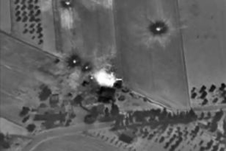 Foto dari rekaman video, Kamis (1/10/2015), yang diberikan kementerian pertahanan Rusia, memperlihatkan serangan udara dari pesawat temur Rusia di Suriah.