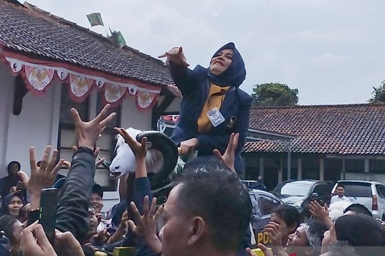 Bakal calon legislatif dari Partai Nasdem bagi-bagi uang di lingkungan Kantor KPU Kabupaten Garut, Jawa Barat, Kamis (11/5/2023).