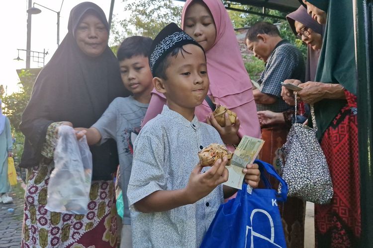 Puluhan anak-anak warga Pedurungan Kota Semarang merayakan tradisi Syawalan dengan berburu ketupat jembut di rumah tetangga, Rabu (17/4/2024) pagi.