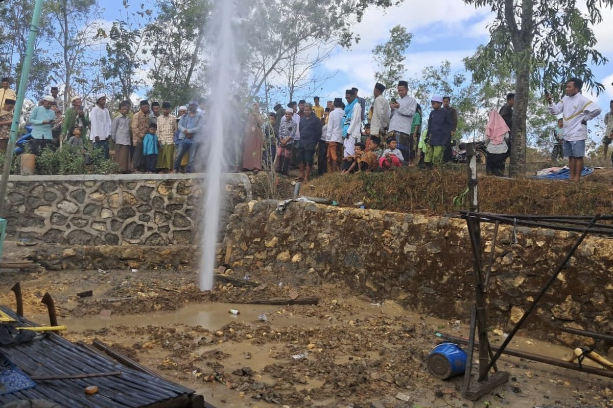 Semburan air sumur setinggi kurang lebih 20 meter milik Rokib (37) warga Dusun Batunaong, Desa Pandan, Kecamatan Omben, Kabupaten Sampang, Jawa Timur, menjadi tontonan warga.