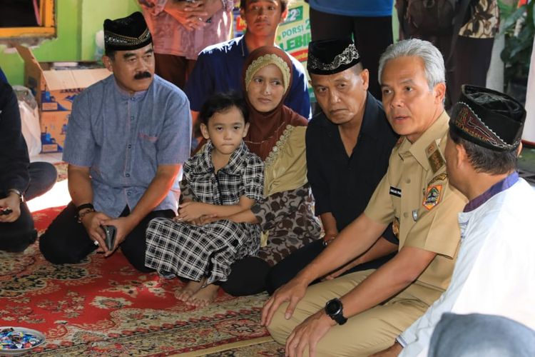 Gubernur Ganjar Pranowo melayat ke rumah duka Almarhum Bambang Saptono di Kaligarang, Semarang, Kamis (25/4/2019). Almarhum Bambang Saptono pada pemilu tanggal 17 April lalu bertugas sebagai anggota KPPS.