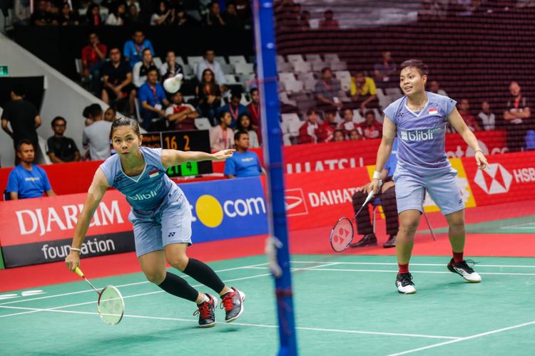 Ganda putri asal Indonesia Greysia Poli (kiri) dan Apriani Rahayu mengembalikan bola ke arah lawan asal Indonesia Tania Oktaviani Kusumah dan Vania Arianti Sukoco dalam laga babak pertama Indonesia Master di Istora Senayan, Jakarta, Rabu (24/1/2018). Greysia Poli dan Apriani Rahayu menang dengan dua gim 21-6 dan 21-18.