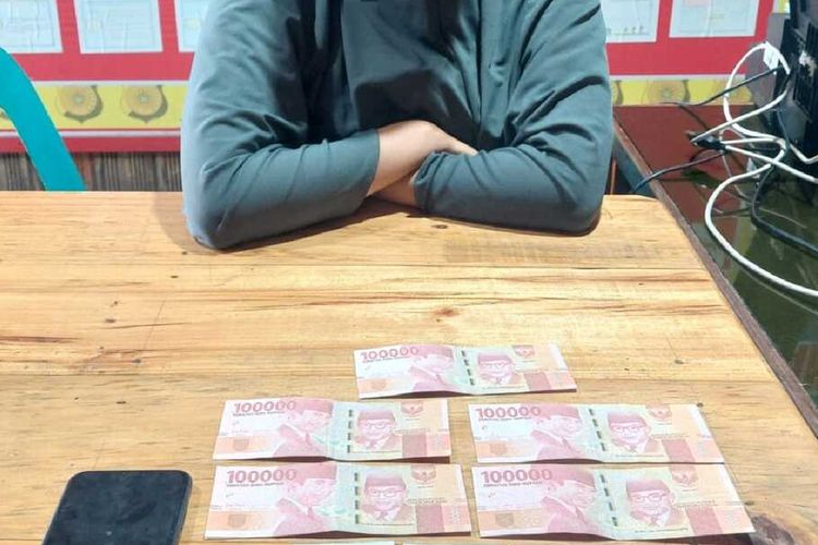 Seorang wanita berinisial NN (21) diamankan petugas kepolisian Polsek Bandar Polres Bener Meriah, Aceh, karena ketahuan telah mengedarkan uang palsu.