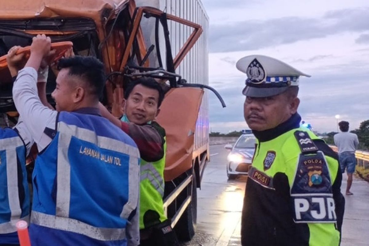 Sebuah truk boks dengan nomor polisi B 9702 FCK yang dikemudikan Joko Trianto (45), warga Desa Tambakboyo, Kabupaten Semarang menyeruduk truk tronton yang dikemudikan oleh Susanto (46) warga Kelurahan Jekulo, Kabupaten Kudus, di jalan Tol Ngawi?Kertosono. Akibat kecelakaan tersebut satu orang meninggal dunia.
