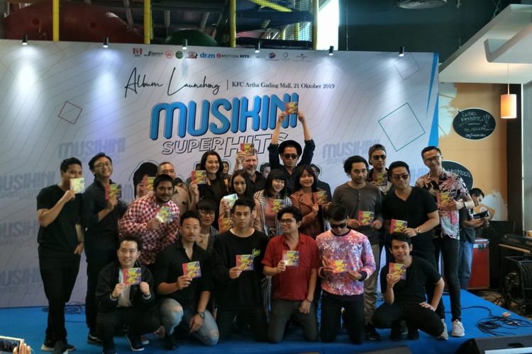 Steve Lillywhite bersama 9 musisi yang terlibat dalam album kompilasi Musikini Superhits saat jumpa pers peluncuran album tersebut di KFC Artha Gading, Jakarta Utara, Senin (21/10/2019).