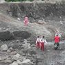 Siswa di Lumajang Seberangi Endapan Lahar Semeru untuk Berangkat ke Sekolah