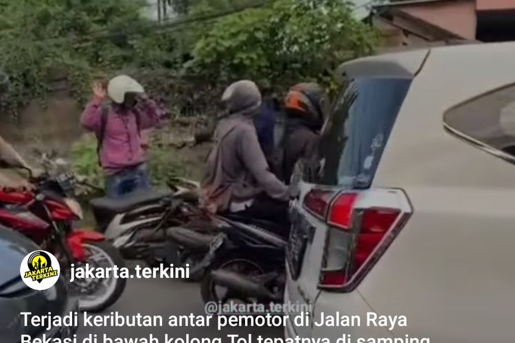 Sebuah video memperlihatkan keributan dua pengendara motor di kolong jembatan Jalan Raya Cakung-Cilincing, Cakung, Jakarta Timur, beredar di media sosial. Dinarasikan, keributan itu terjadi pada Senin (11/7/2022) pagi. 