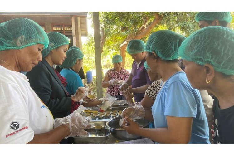 Pelatihan dan pendampingan istri KTT Kerti Winangun pembuatan mie mocaf kelor dan pie buah. 