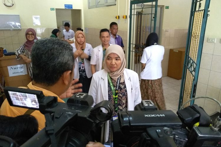Koordinator Tim Penanganan Virus Corona RSUP HAM, dr. Ade Rahmaini M. Ked (paru), Sp.P mengatakan, di rumah sakit ini ada 11 ruangan isolasi untuk dalam penanganan virus Corona.