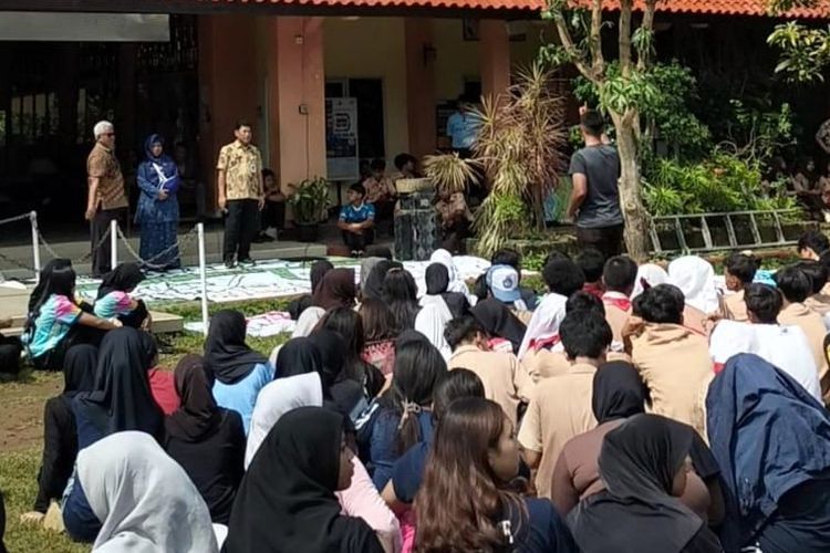 Ratusan siswa SMAN 11 Semarang kembali menggelar aksi unjuk rasa untuk menuntut keadilan korban pelecehan seksual dalam kasus editan video AI cabul oleh Chiko Radityatama Agung Putra sejak pelaku masih bersekolah di sana, Jumat (24/10/2025).