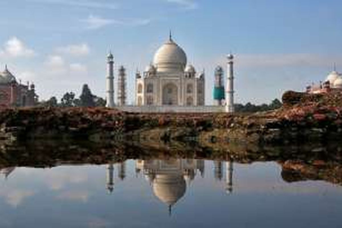 Taj Mahal di Agra, India utara, merupakan salah satu destinasi utama wisatawan asing jika melakukan perjalanan ke negara itu.