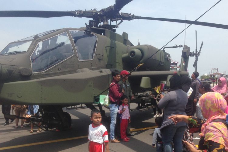 Pengunjung memadati alutsiswa milik TNI yang dipamerkan dalam rangka HUT TNI ke 73 di Eks Bandara Ahmad Yani Semarang.