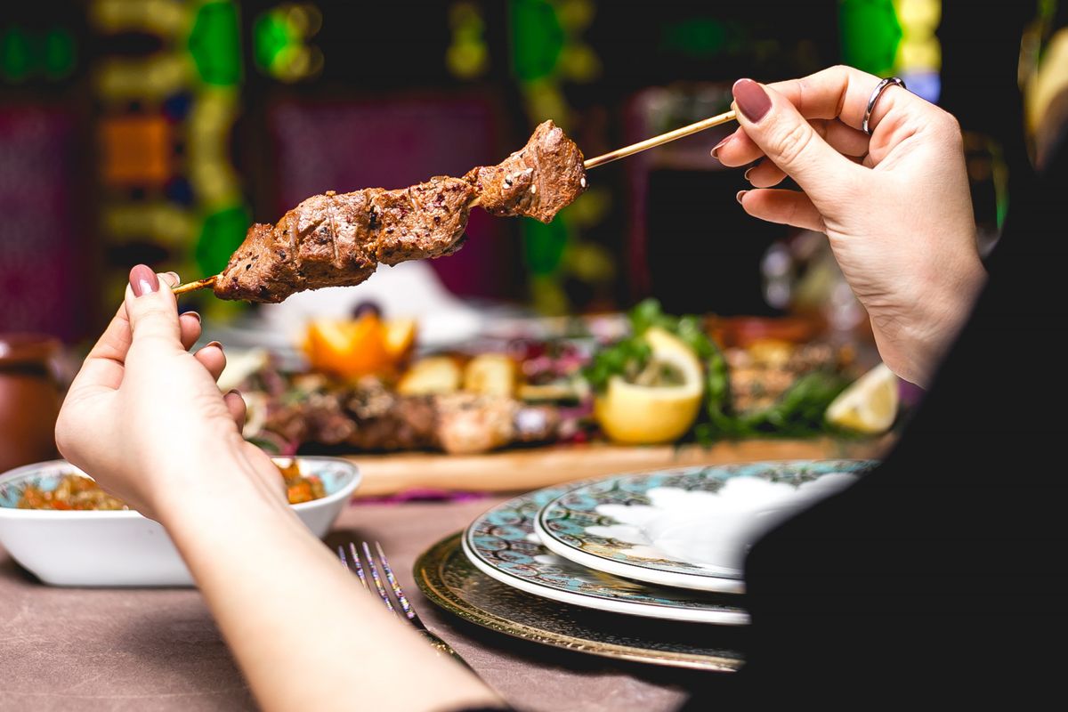 Selama ini banyak yang mengira daging kambing menyebabkan darah tinggi. Padahal, menurut dr. Sinta, daging kambing sendiri tidak menyebabkan darah tinggi.