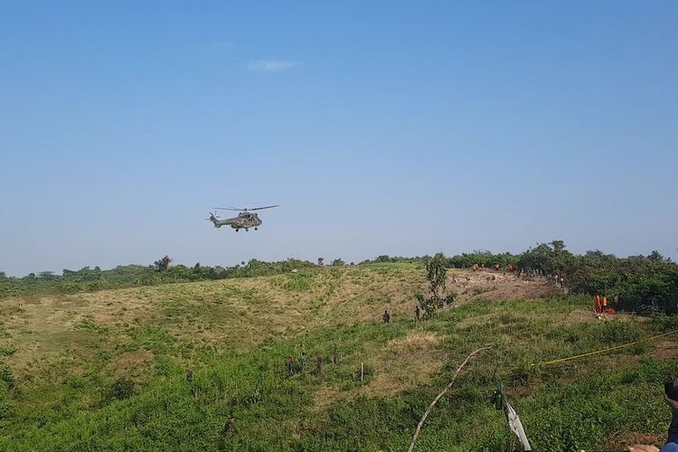 Sejumlah jajaran TNI melakukan penyisiran lokasi jatuhnya pesawat di hutan wilayah Desa Nginggil, Kecamatan Kradenan, Kabupaten Blora, Jawa Tengah, Selasa (19/7/2022)