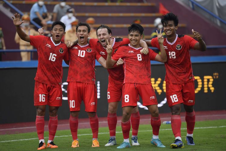 Pesepak bola Timnas Indonesia Egy Maulana Vikri (kedua  kiri) melakukan selebrasi bersama rekannya usai mencetak gol ke gawang Filipina dalam laga lanjutan Grup A Sepak Bola SEA Games 2021 Vietnam di Stadion Viet Tri, Phu Tho, Vietnam, Jumat (13/5/2022).  Indonesa menang atas Filipina dengan skor 4-0.