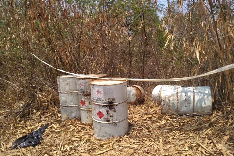 Warga Dusun Pagadungan, RT 012 RW 025, Desa Tamanmekar, Kecamatan Pangkalan, Kabupaten Karawang menemukan 11 drum diduga berisi bahan beracun berbahaya (B3) di daerah kawasan hutan, Rabu (2/10/2019).