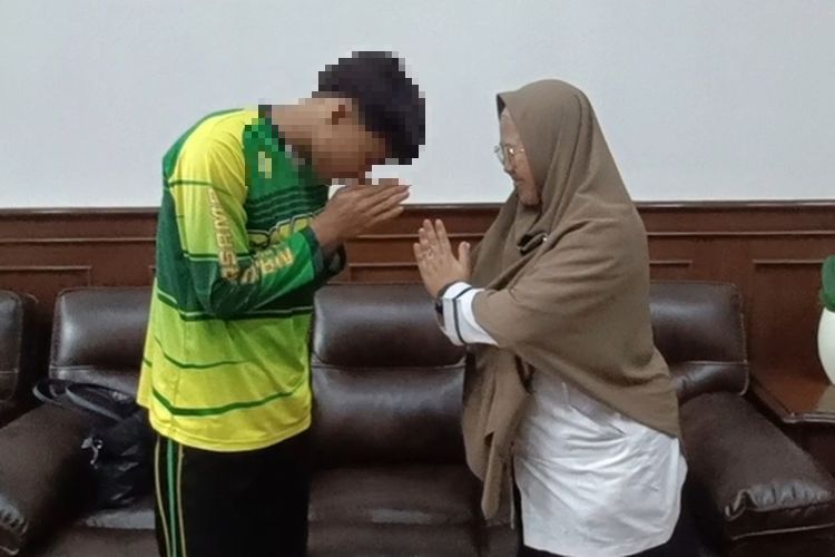 Gubernur Banten Andra Soni mempertemukan Kepala SMAN 1 Cimarga dengan siswa yang ditampar karena merokok difasilitasi Gubernur Banten Andra Soni di ruang kerjanya, Rabu (15/10/2025).