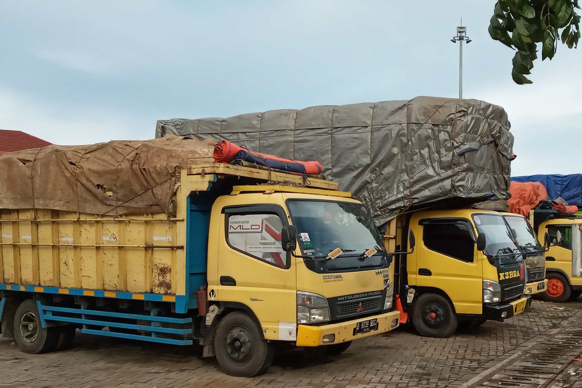 Truk penuh muatan parkir di Pelabuhan Pangkalbalam, Pangkalpinang, Babel, Senin (22/6/2020).