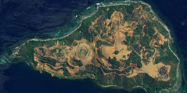 Citra satelit yang menangkap aktivitas pertambangan di Pulau Gee yang terletak di Teluk Buli, Halmahera Timur. Luas pulau ini sekitar 179,1 kilometer persegi.