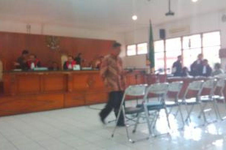 Tersangka kasus suap Hakim, Setyabudi Tedjocahyono saat menjalani sidang di Pengadilan Negeri Bandung, Jalan RE. Martadinata, Bandung, Jawa Barat, Kamis, (10/10/2013)