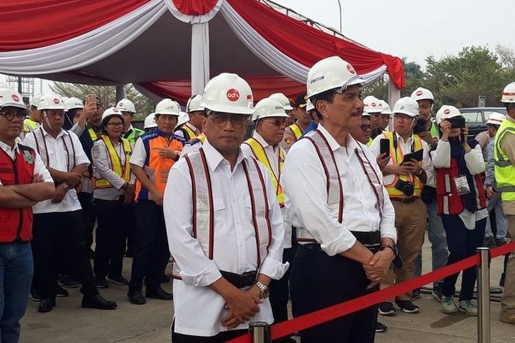 Menteri Perhubungan Budi Karya Sumadi dan Menteri Koordinator Bidang Kemaritiman Luhut Binsar Pandjaitan tinjau proyek LRT